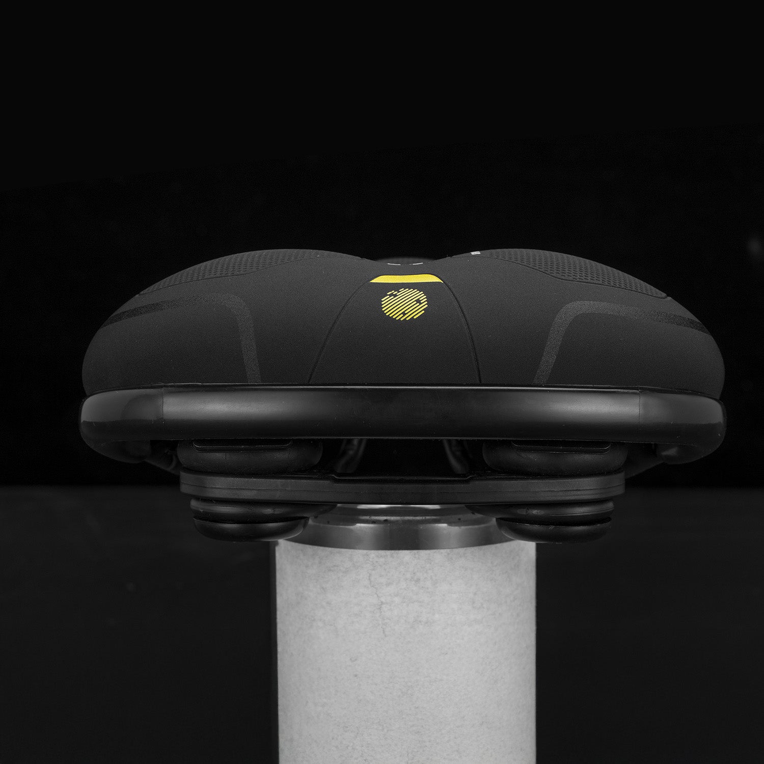 Image of the ergonomic saddle viewed from the rear